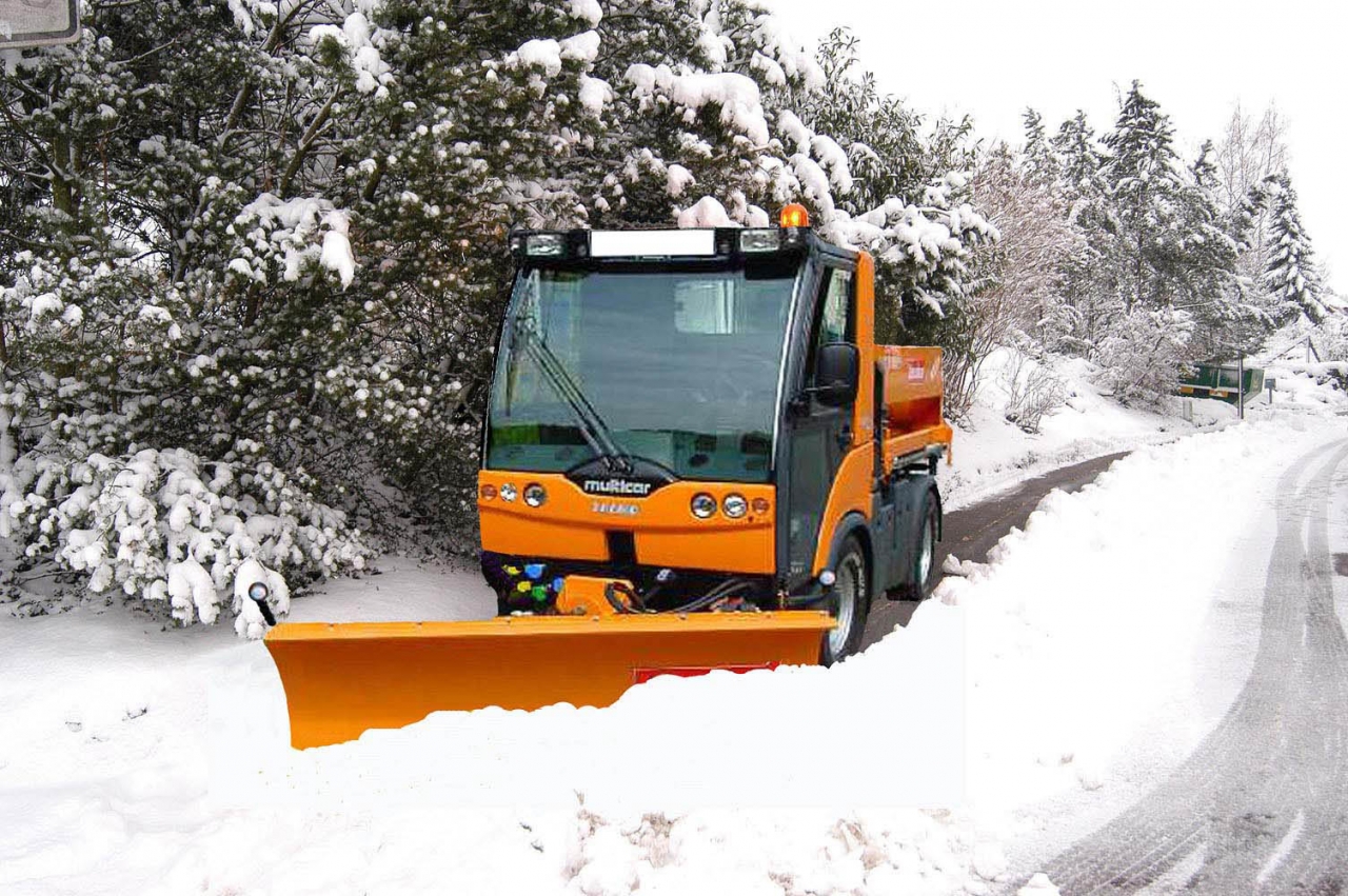 Saleuse avec plaque de déneigement