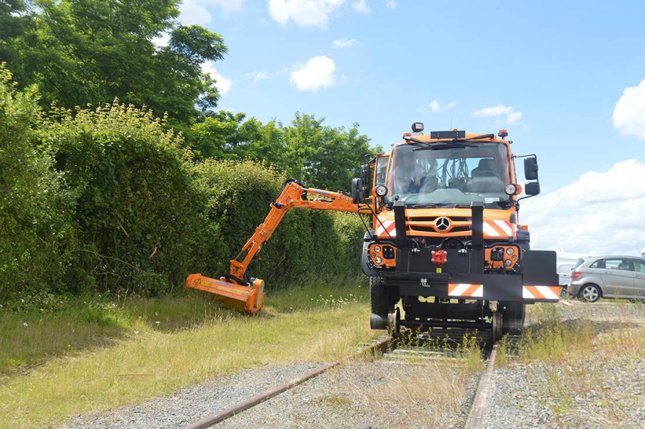 Camion 4x4 UNIMOG equipe fauchage image 0