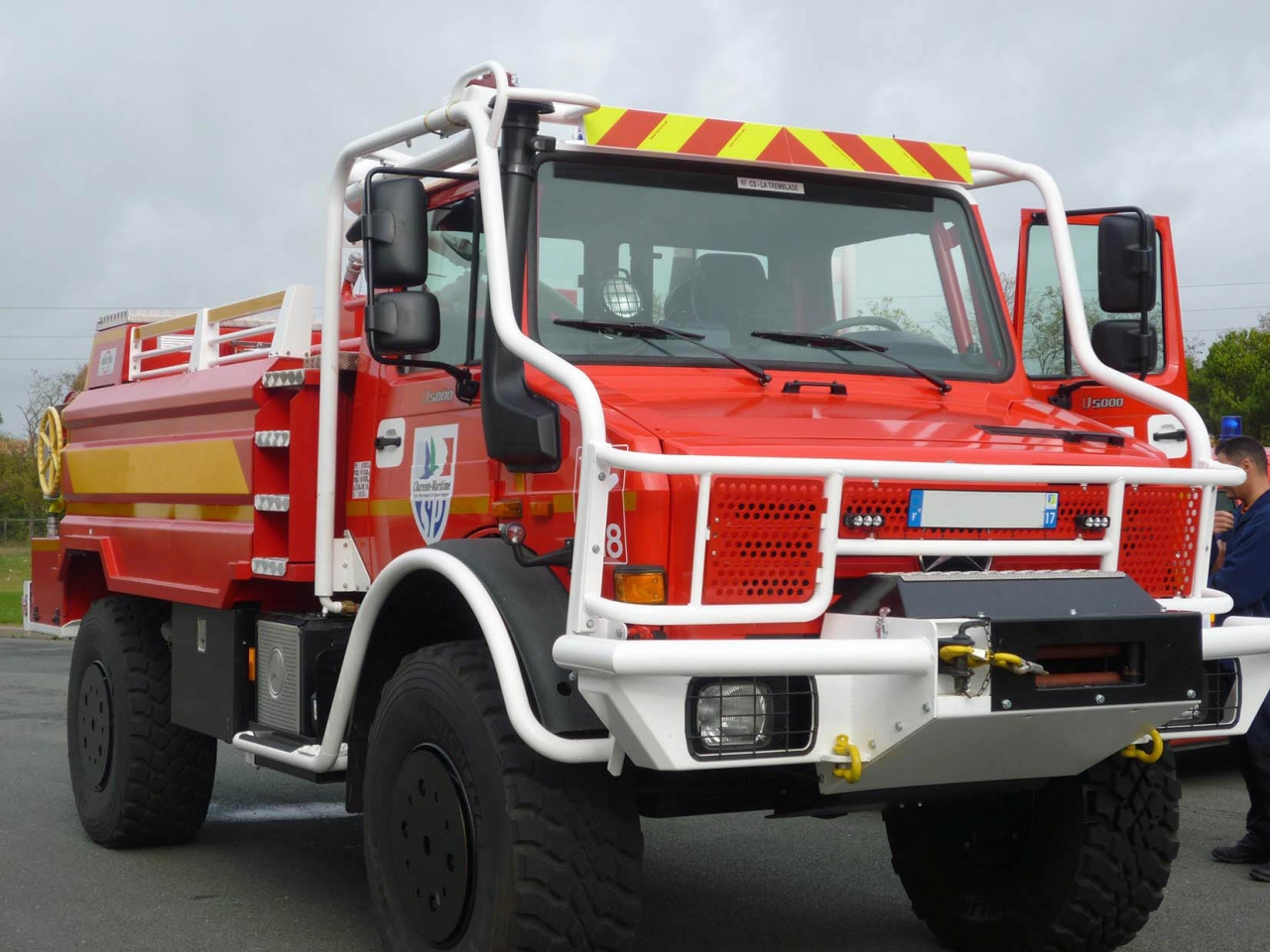 Camion 4x4 UNIMOG pour pompiers  image 0