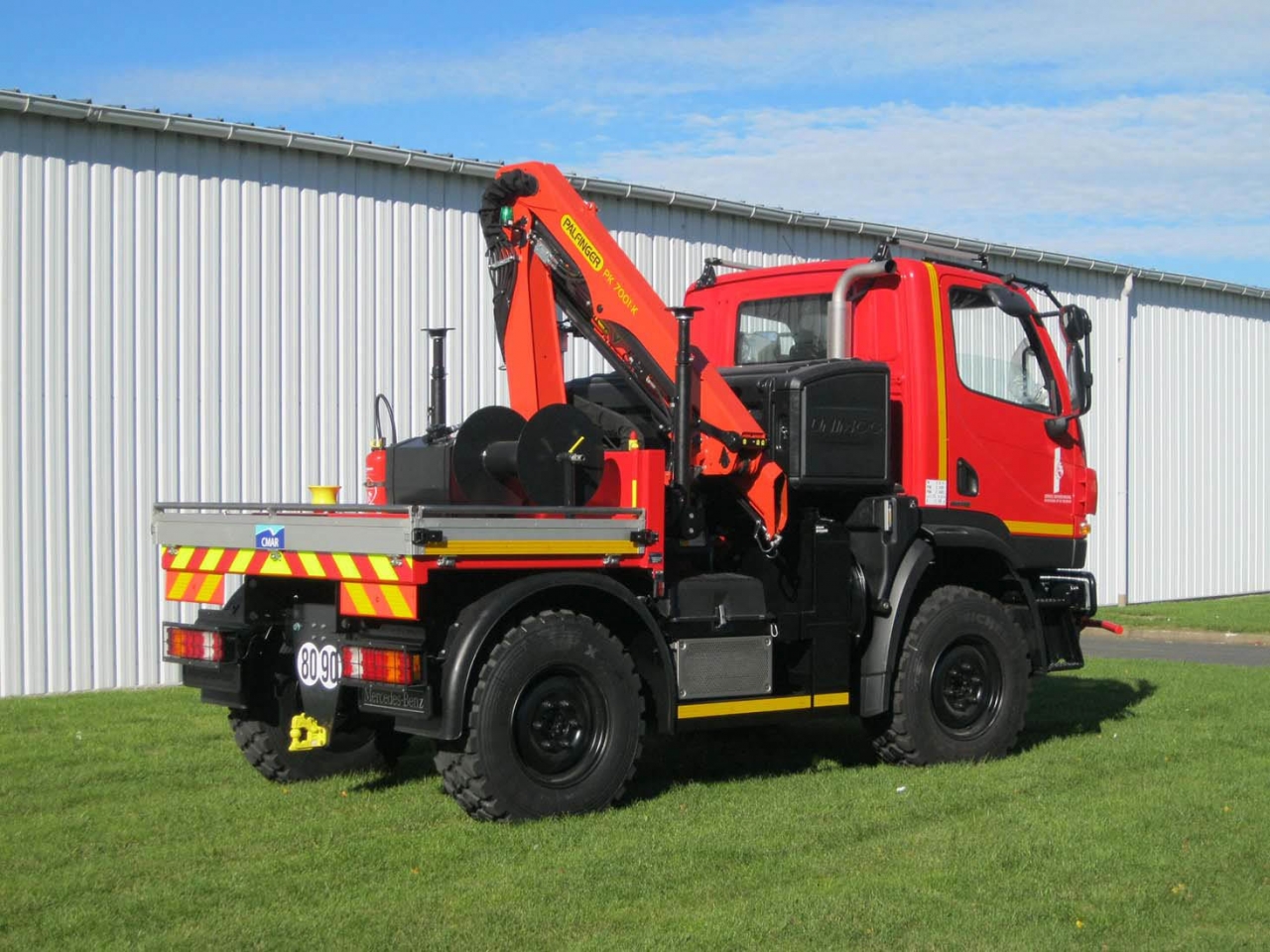 Camion 4x4 UNIMOG pour pompiers  image 1